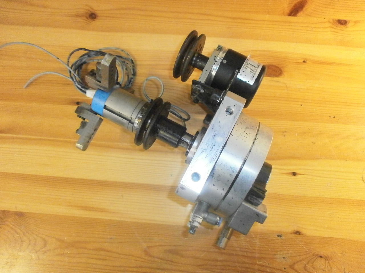 Fordítómű hárompontos megfogóval encoderrel - 2. kép