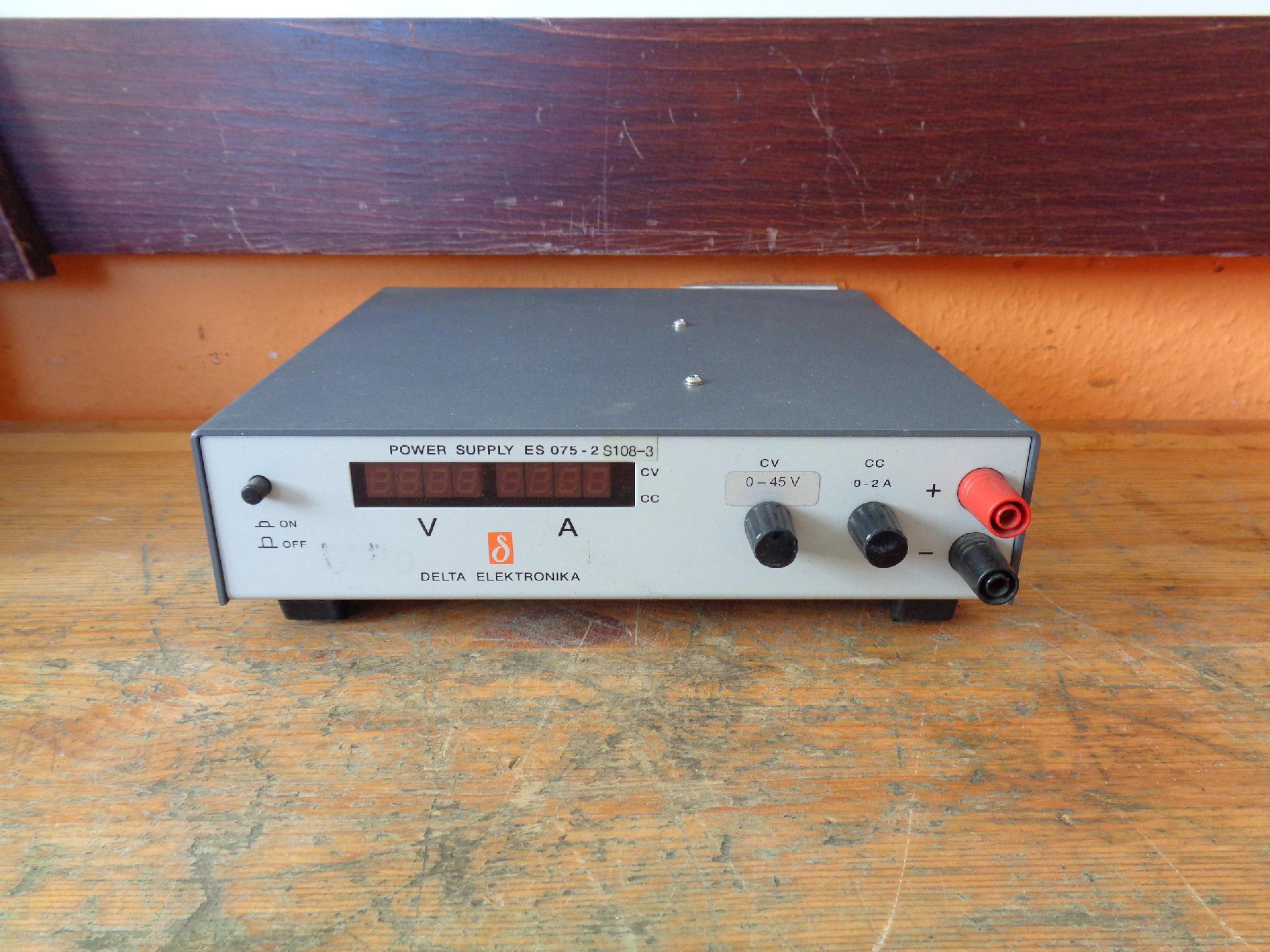 Labortápegység tápegység 0-75V 0-2A 150W