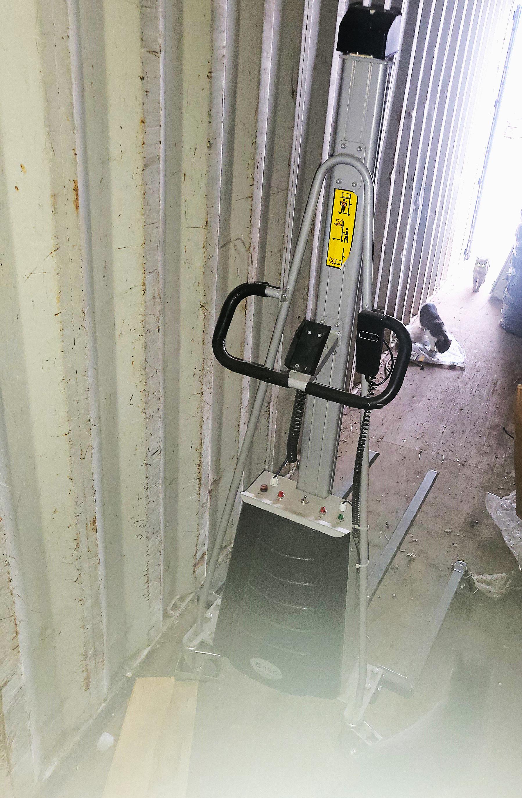 Könnyű elektromos emelésű kézi targonca 150kg - 2. kép