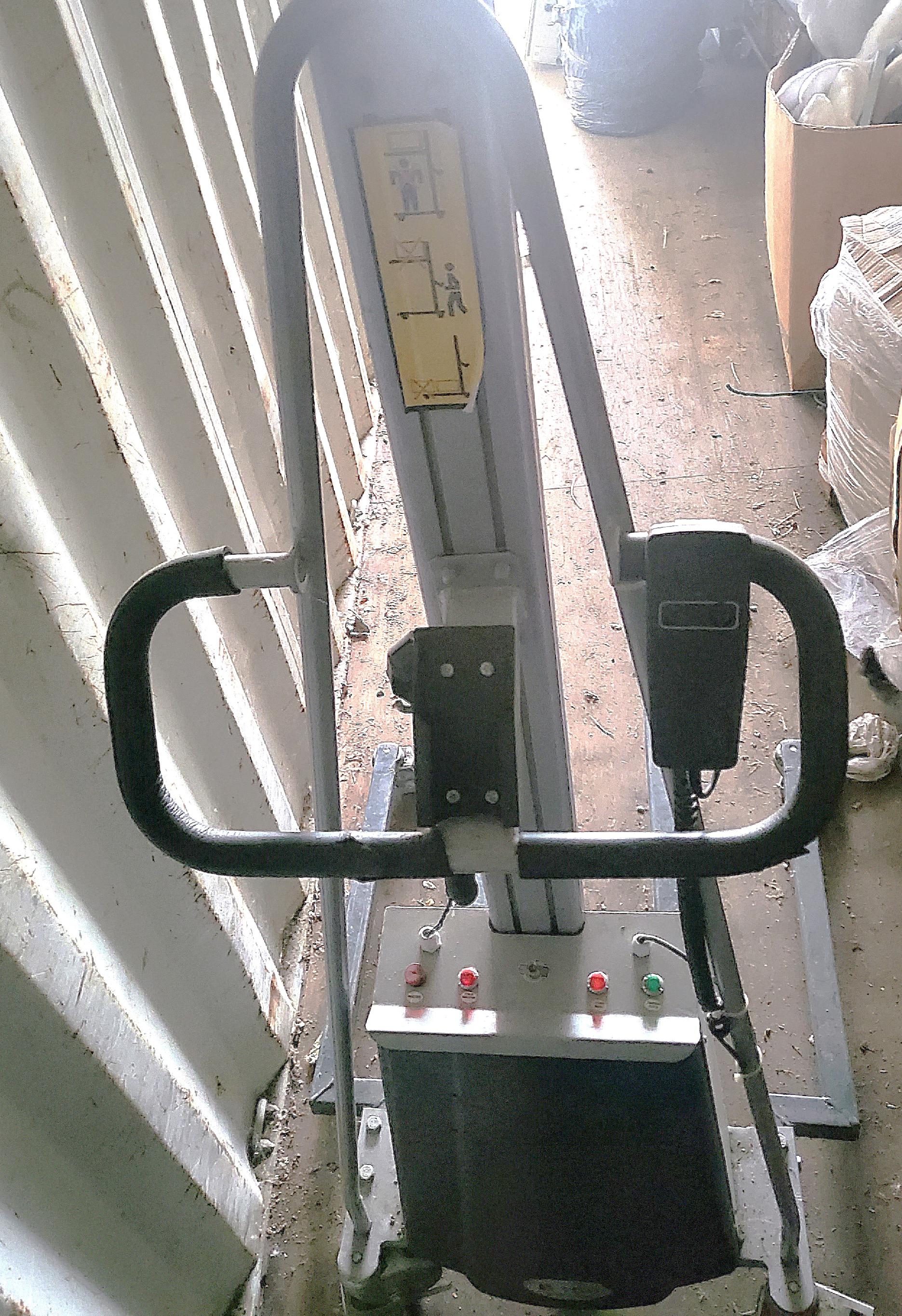 Könnyű elektromos emelésű kézi targonca 150kg - 4. kép