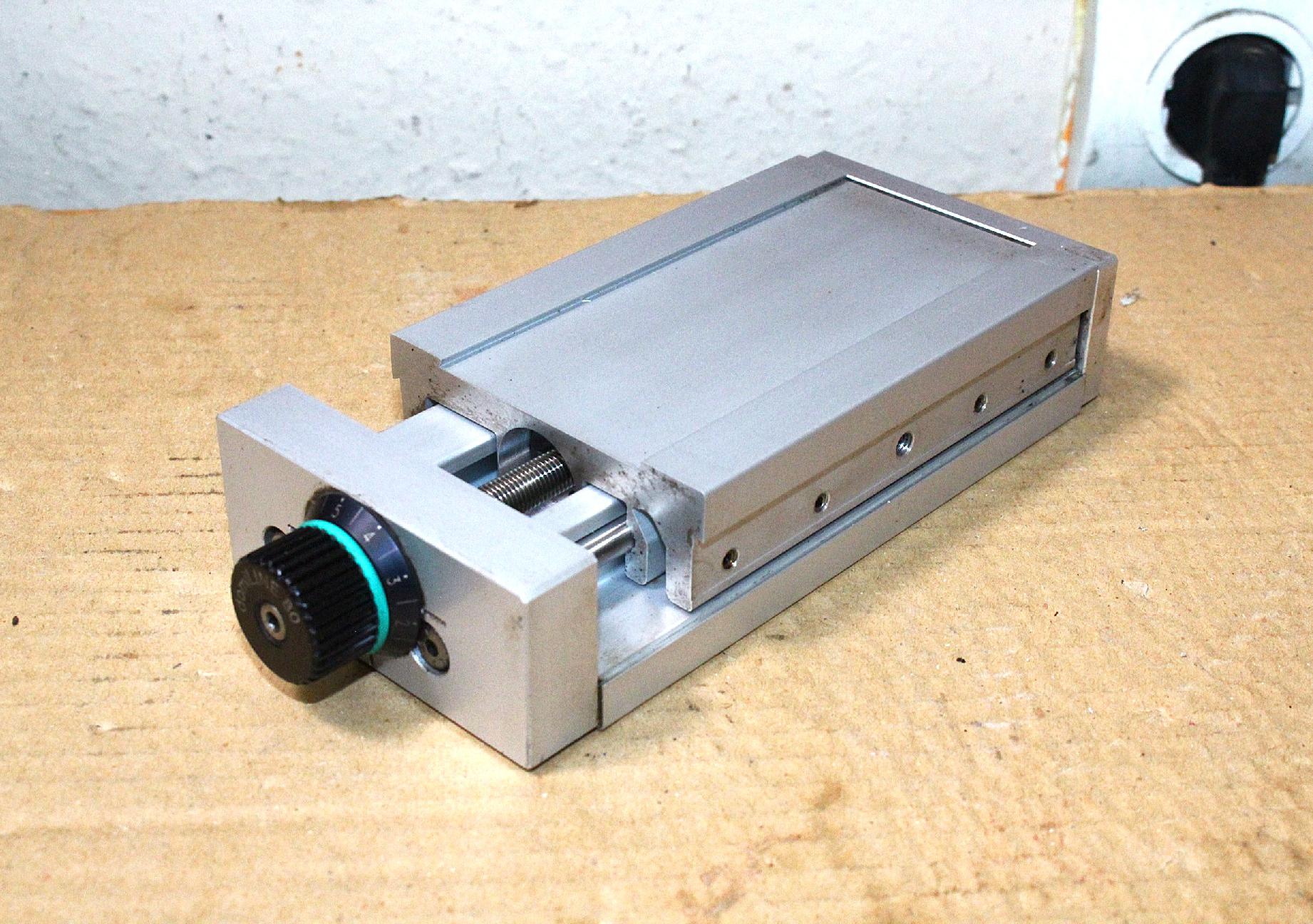 Mechanikus pozícionáló asztal 1 tengelyes precíziós DomiLine