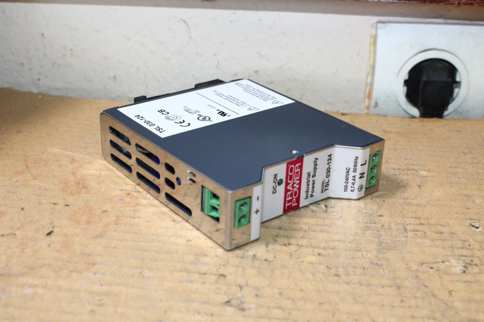 Kapcsolóüzemű ipari tápegység 24Vdc 30W Traco Power - 5. kép
