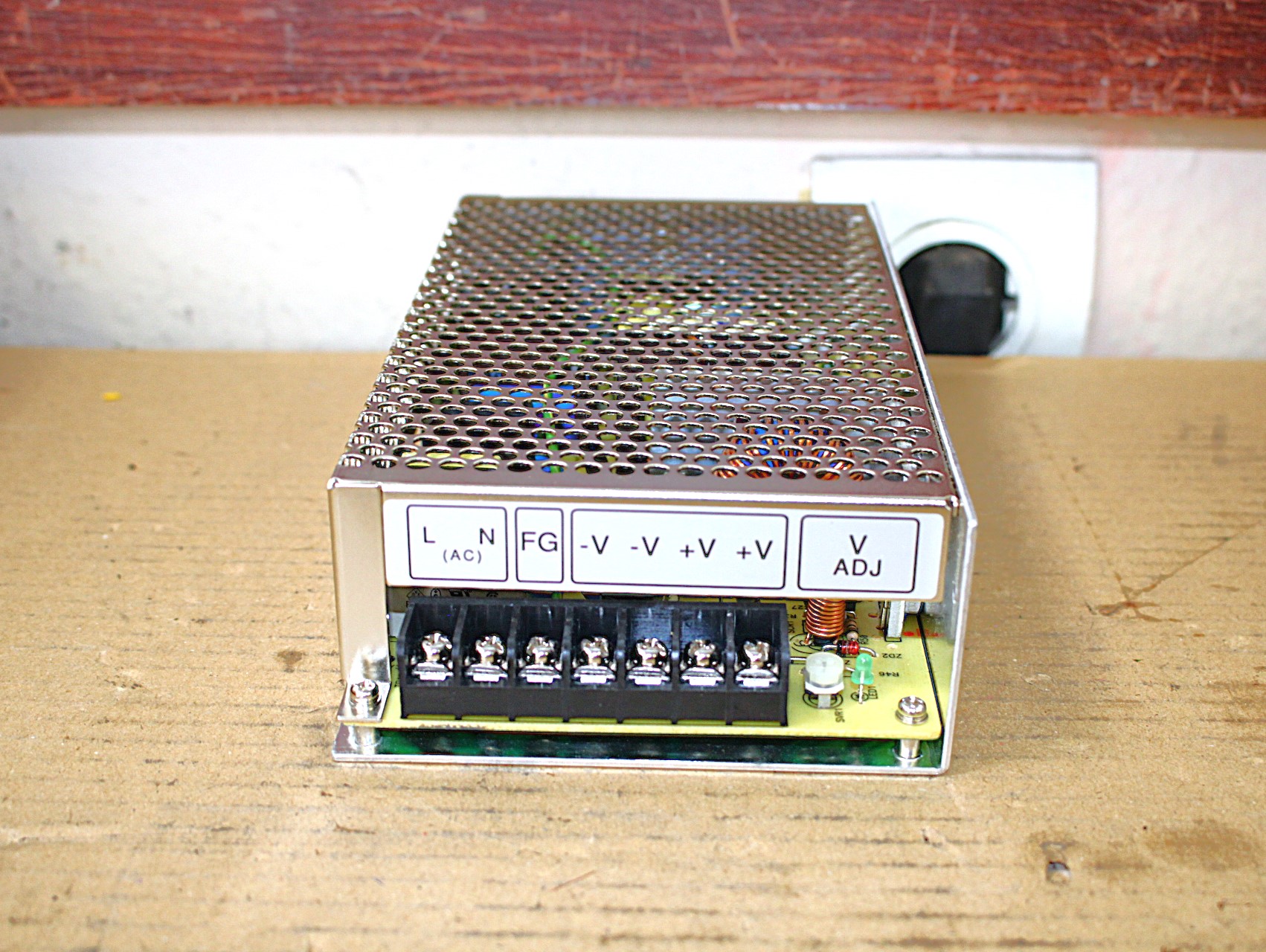 Tápegység 24Vdc 150W Mean Well új
