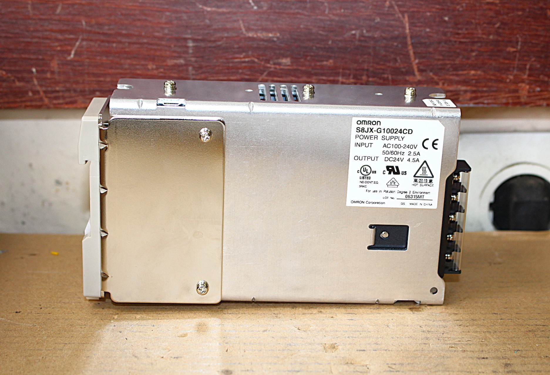 Kapcsolóüzemű tápegység 24Vdc 100W Omron új - 3. kép