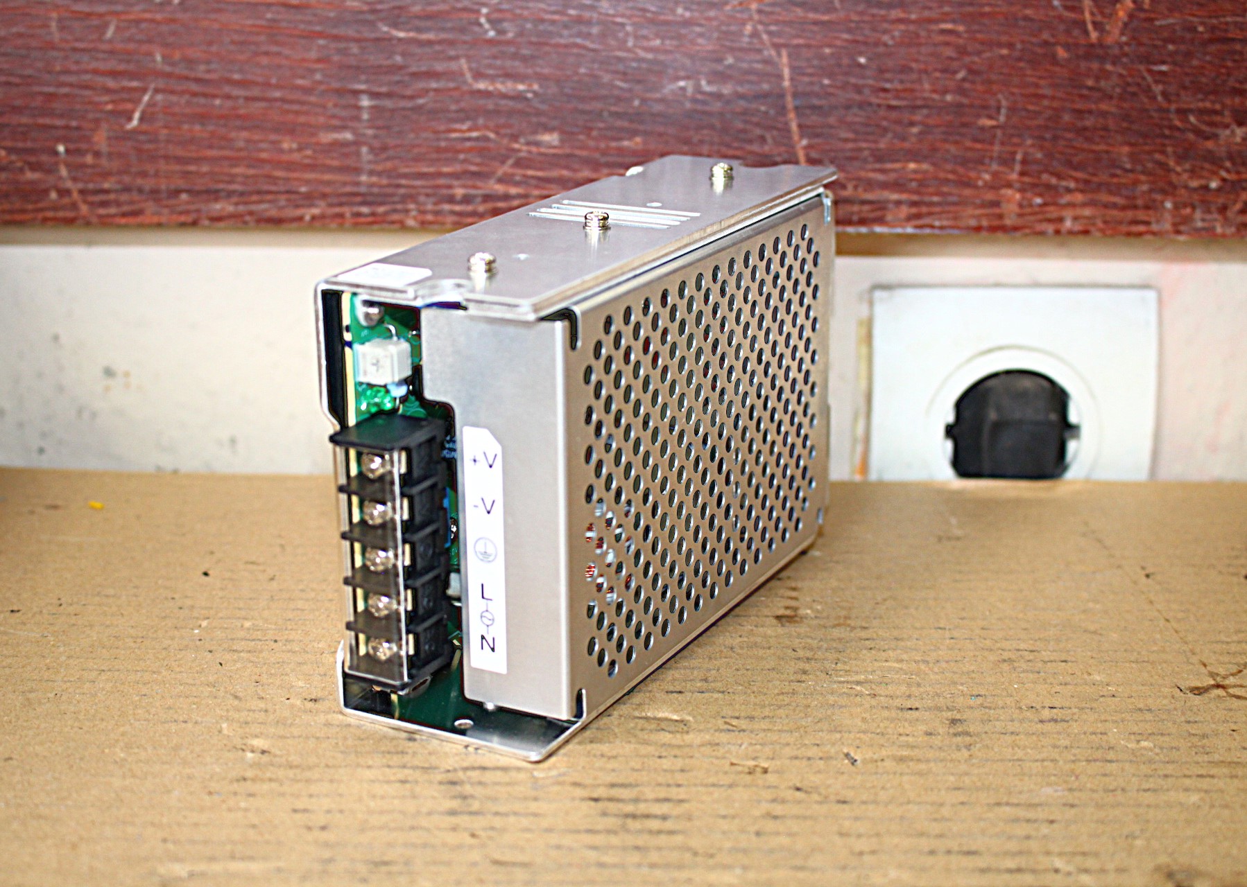 Kapcsolóüzemű tápegység 24Vdc 100W Omron új