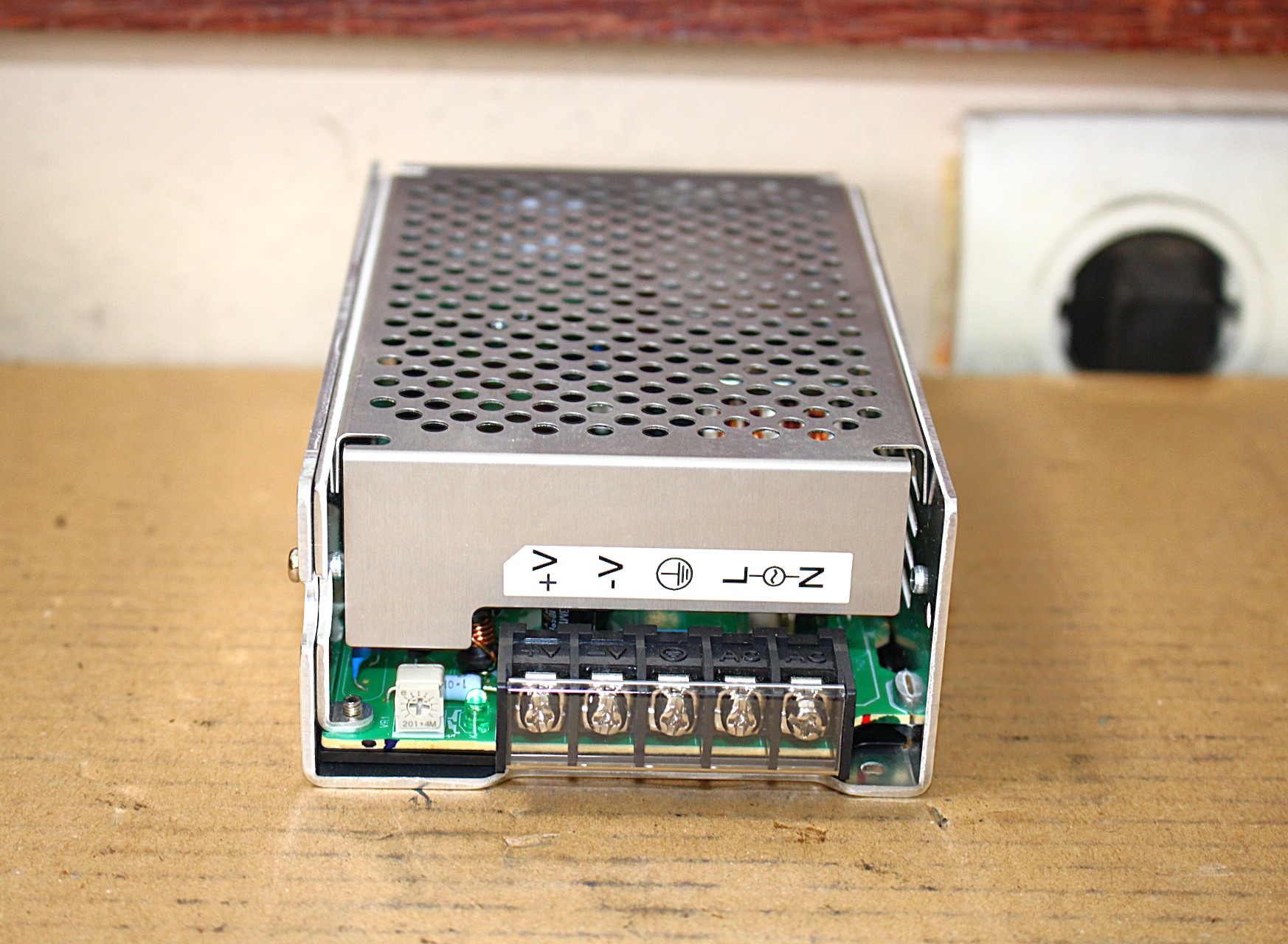 Kapcsolóüzemű tápegység 24Vdc 100W Omron új - 4. kép