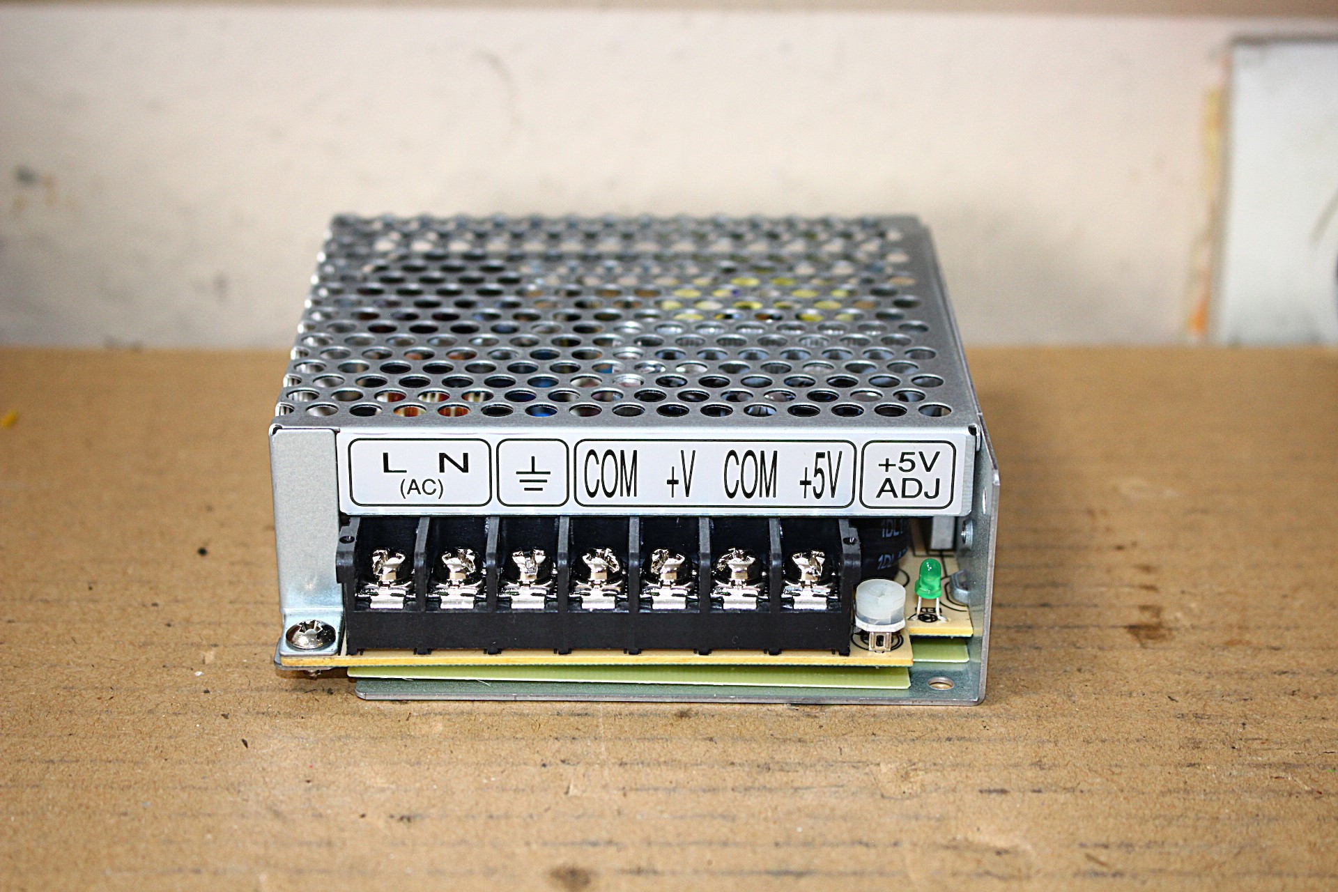 Kapcsolóüzemű tápegység 2 kimenet 12Vdc 5Vdc 54W Mean Well új - 2. kép