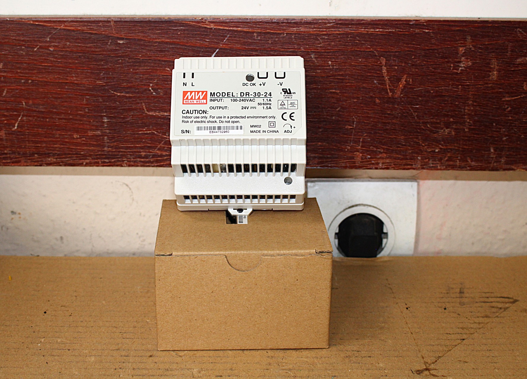 Tápegység 24Vdc 30W Mean Well új