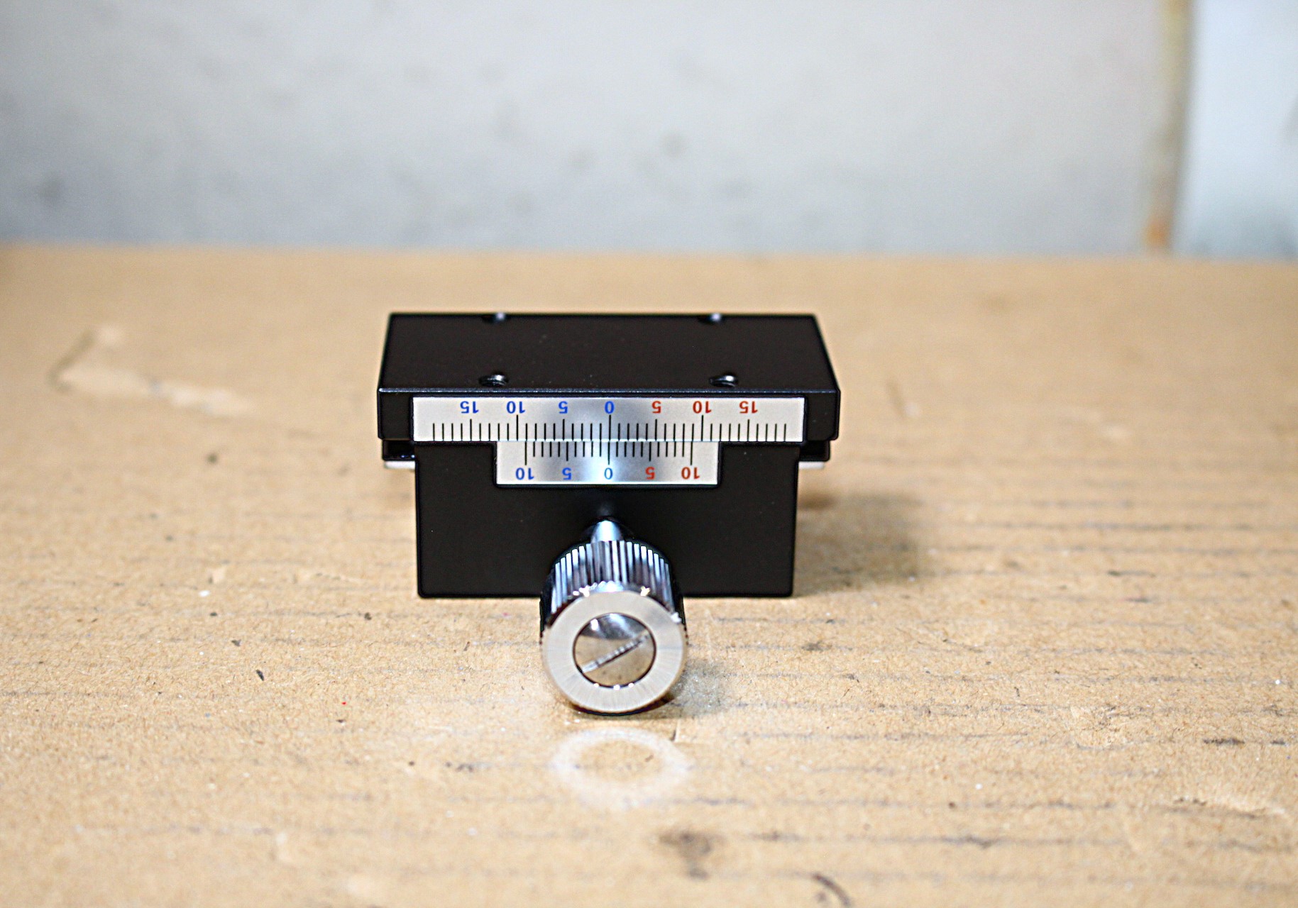 Mini mechanikus pozícionáló asztal 1 tengelyes precíziós új Misumi - 6. kép